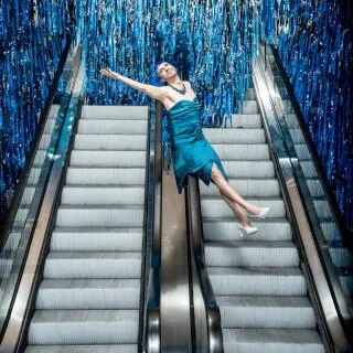 Bühnenfoto mit einer Person auf einer Rolltreppe